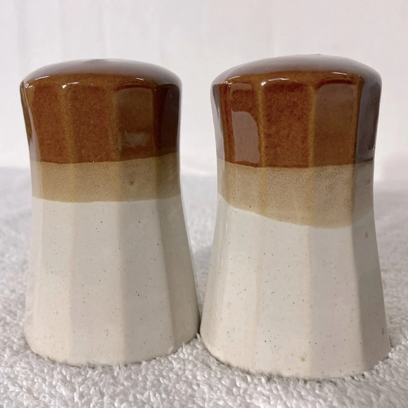 Vintage  Ceramic Stoneware Tan Brown Salt & Pepper Shakers - Picture 6 of 7